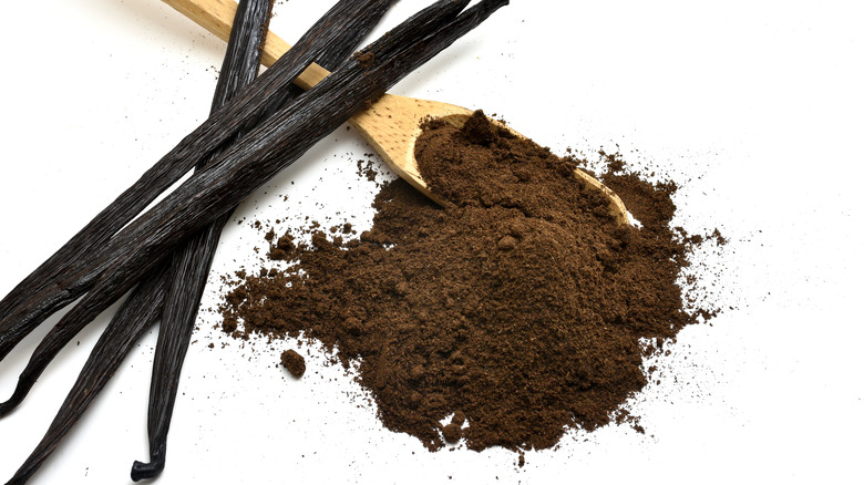 brown vanilla powder with pods