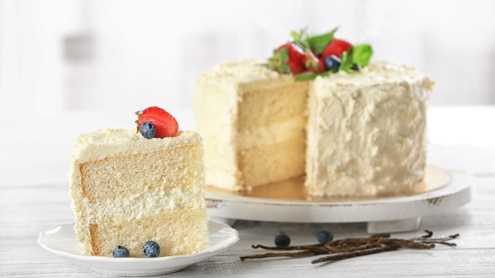 White layered cake, vanilla bean 