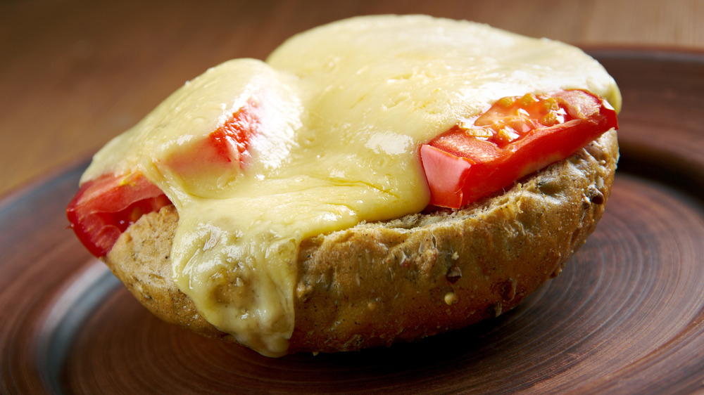 Welsh rarebit on bun with tomato