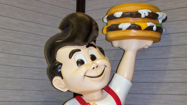 big boy statue with hamburger