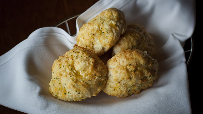 basket of Red Lobster cheddar bay biscuits