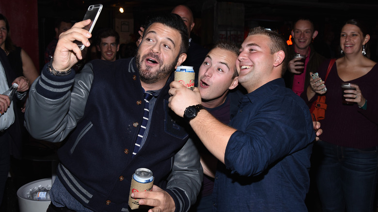 Adam Richman posing with crowd