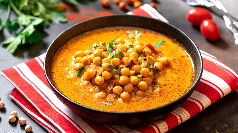 Chickpea curry in black bowl