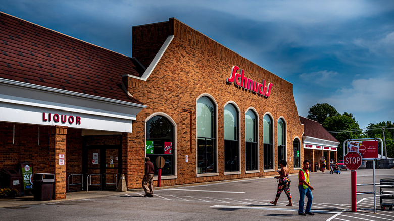 Exterior of Schnucks grocery store