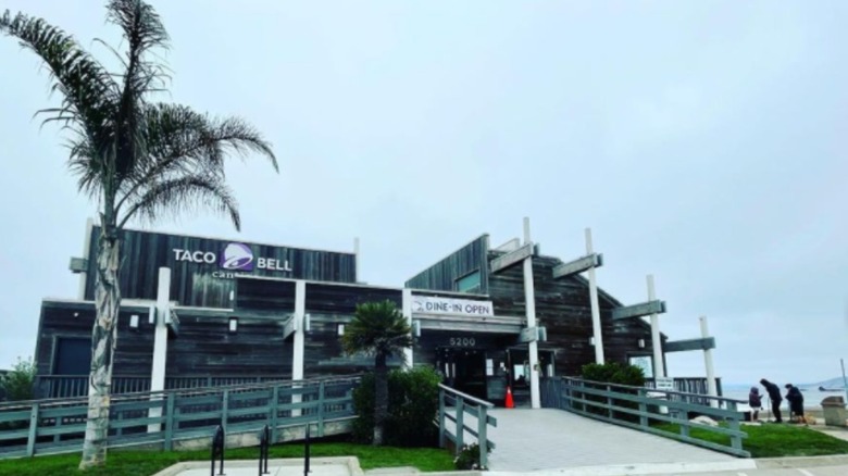 Exterior of Taco Bell in Pacifica, California 