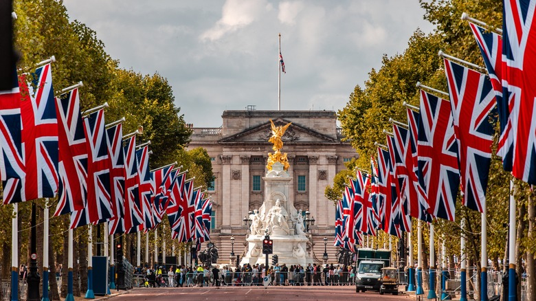 English flags leading to Buckingham Palace