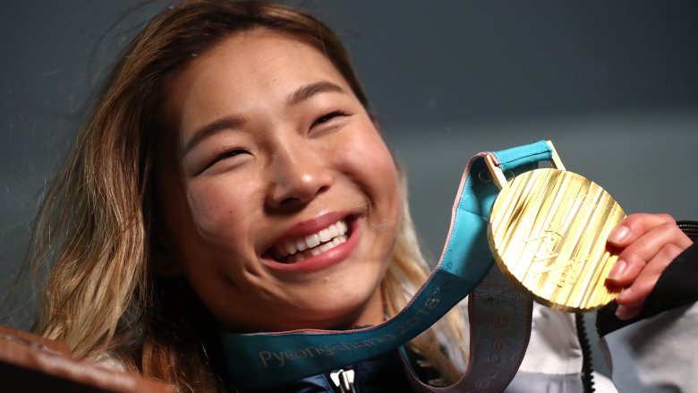 Chloe Kim holding olympic medal