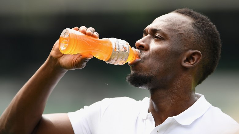 athlete drinking gatorade 