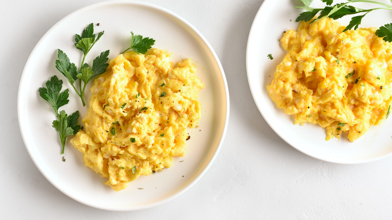 Scrambled eggs with garnish