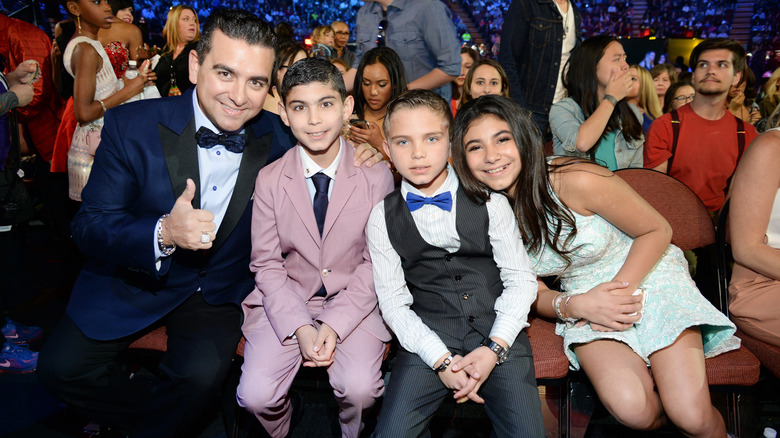  Buddy Valastro poses with his kids