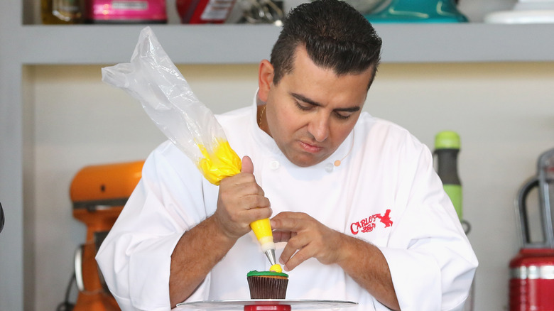 Buddy Valastro decorating cake