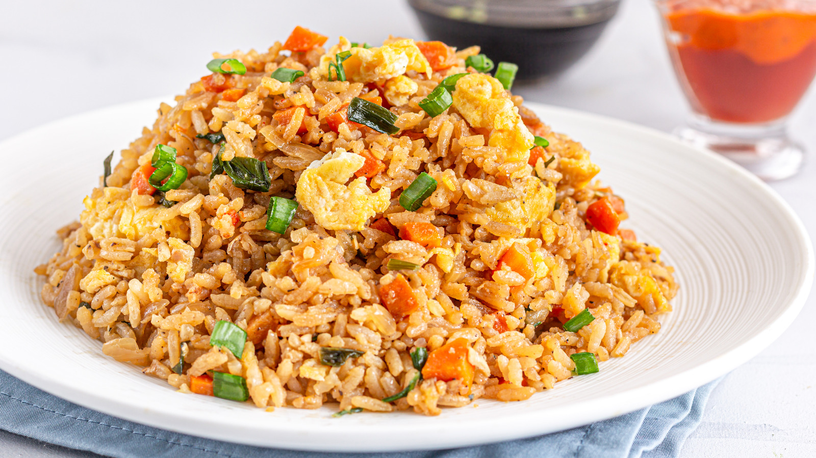 https://www.mashed.com/img/gallery/what-really-makes-takeout-fried-rice-so-delicious/l-intro-1680626660.jpg