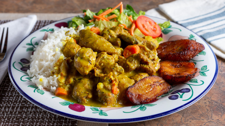 Curried chicken, white rice, and plantains