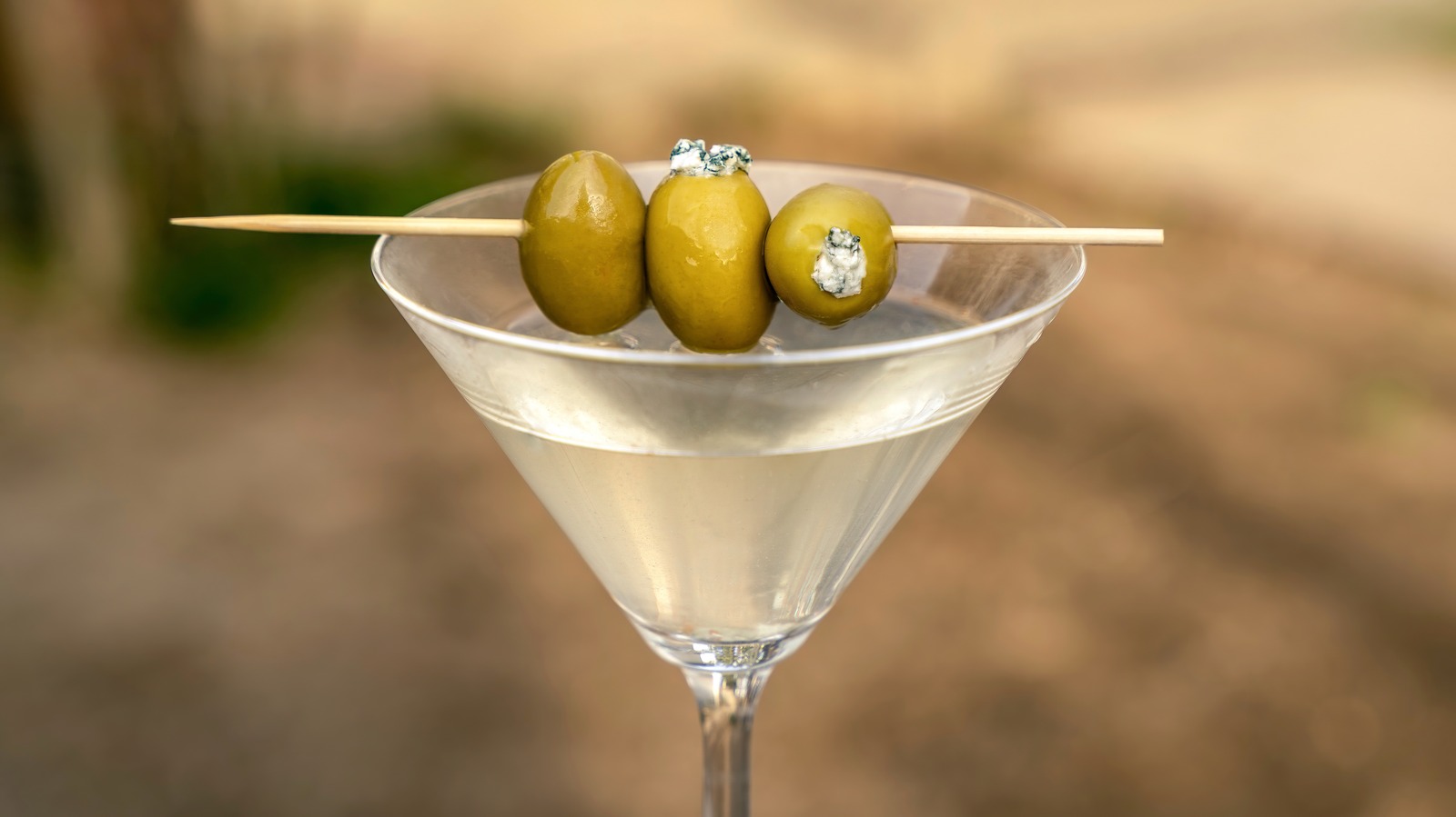 what-separates-an-extra-dirty-martini-from-the-original-cocktail