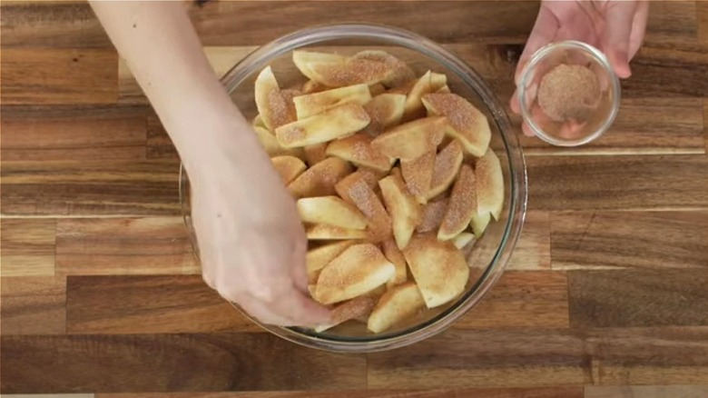 Sprinkling cinnamon on apples