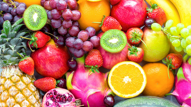 Grapes, kiwis, apples, bananas, oranges, pineapples, strawberries and other fruit