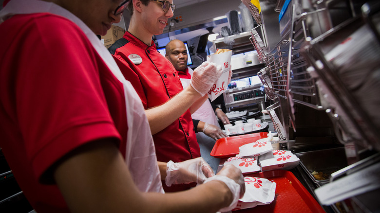 chick fil a employees preparing food