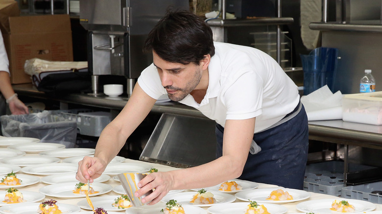 Virgilio Martínez adding sauce to a plate