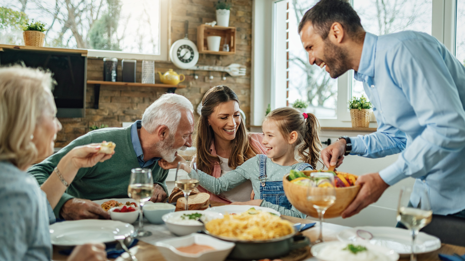 What Time You Should Actually Be Eating Dinner According To An Expert