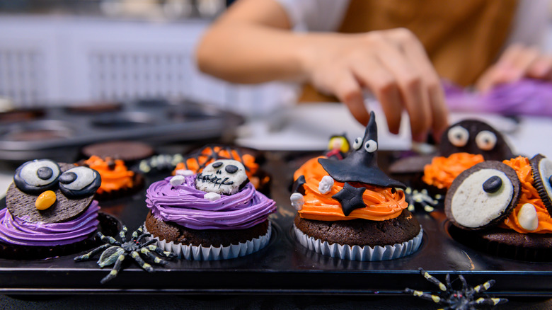 Halloween cupcakes with skull and witch hat