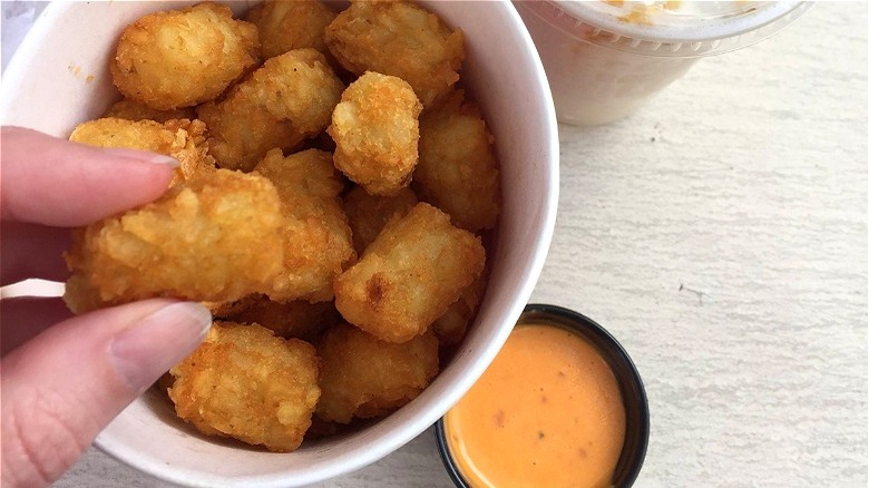 tater tots with dipping sauce 