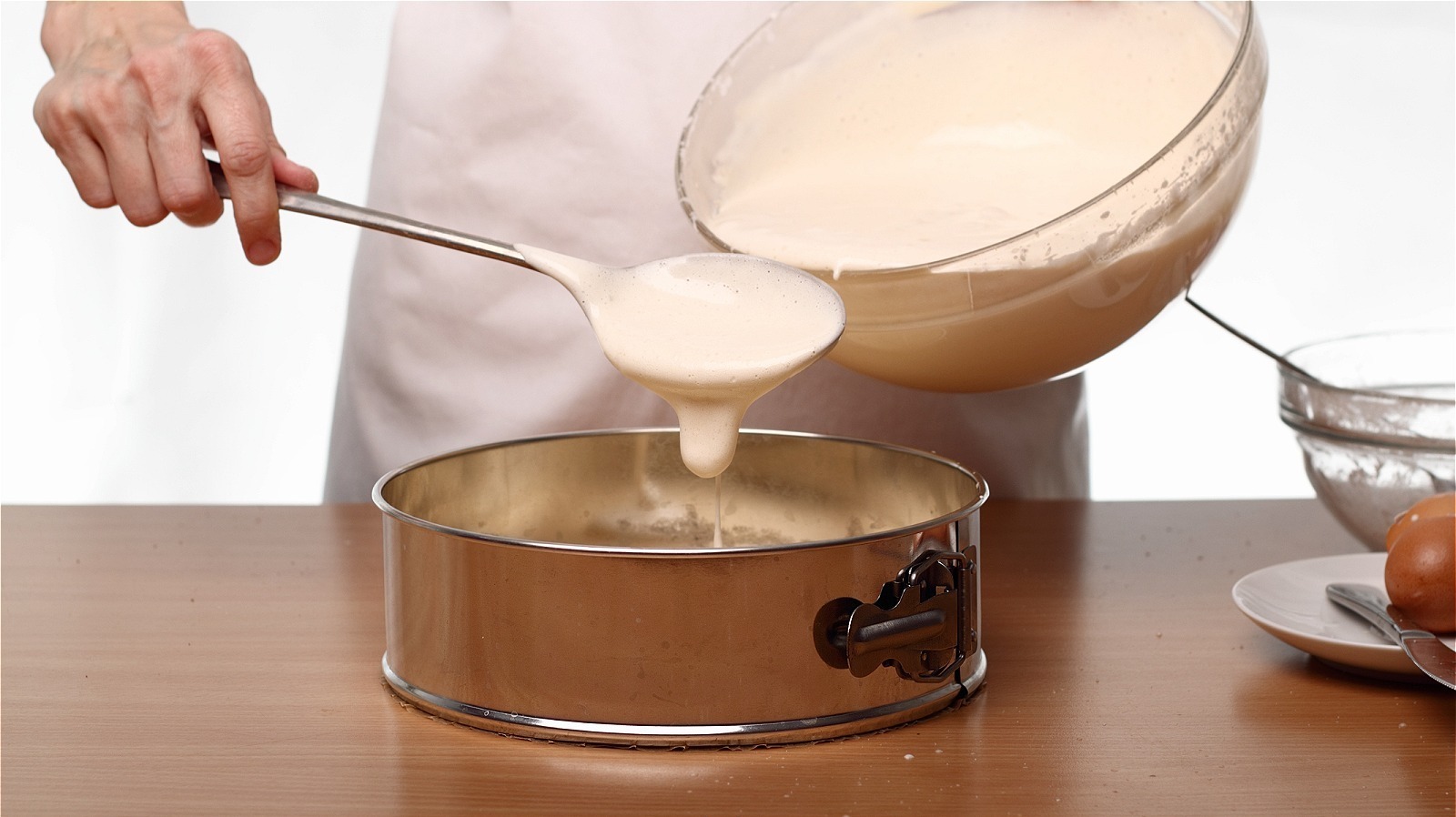 https://www.mashed.com/img/gallery/what-to-look-for-when-buying-a-quality-springform-cake-pan/l-intro-1675011238.jpg