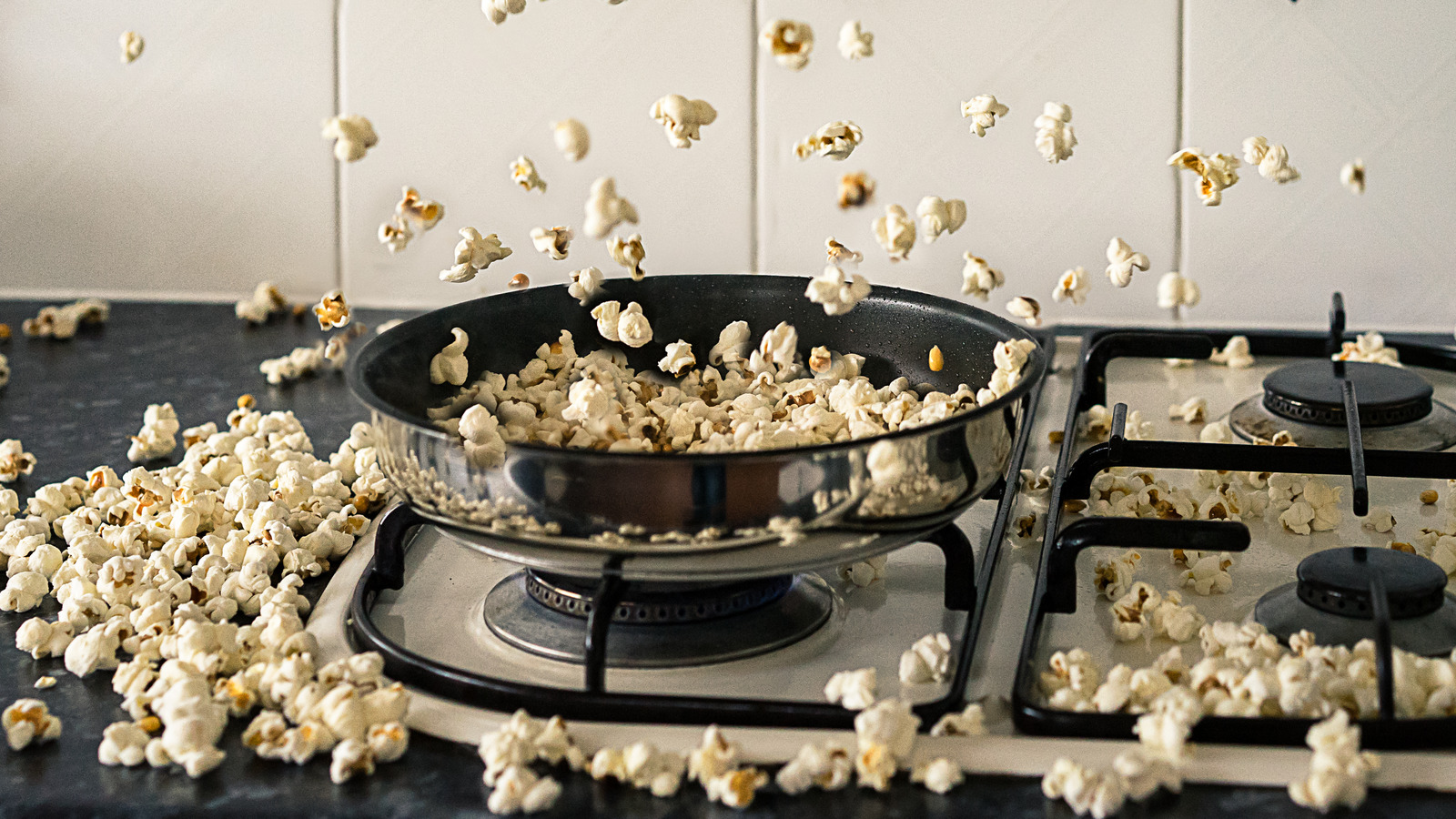 https://www.mashed.com/img/gallery/what-type-of-pot-should-you-use-when-making-popcorn/l-intro-1616787333.jpg