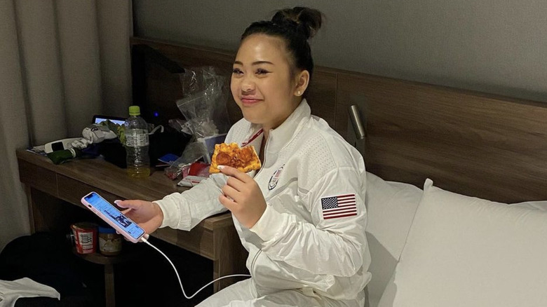 Suni Lee with pizza