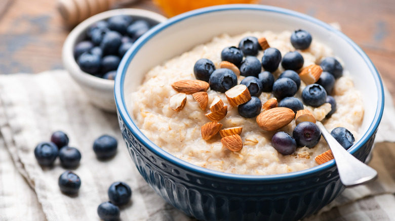 oatmeal with berries