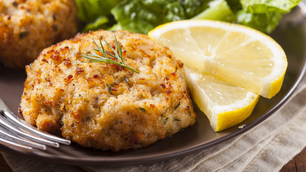 crab cake with lemon