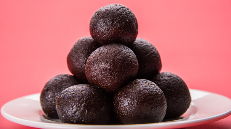 A plate of brown colored kala jamuns