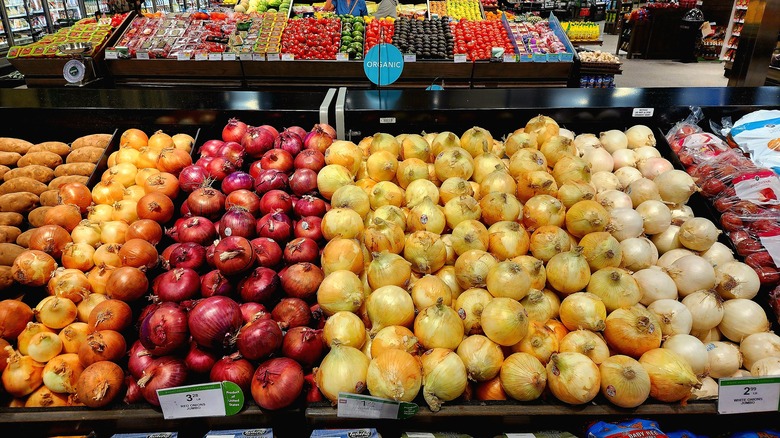 onions grocery store red white 