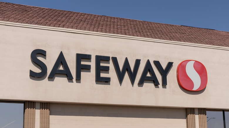 Safeway entrance sign with logo