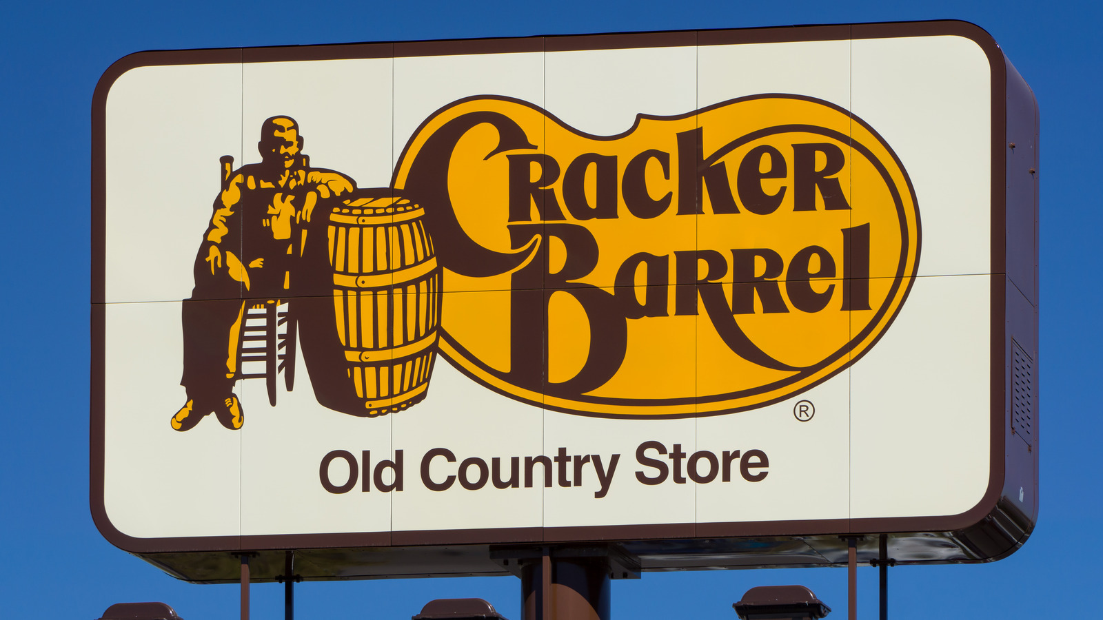 what-you-should-know-before-eating-cracker-barrel-s-mac-and-cheese