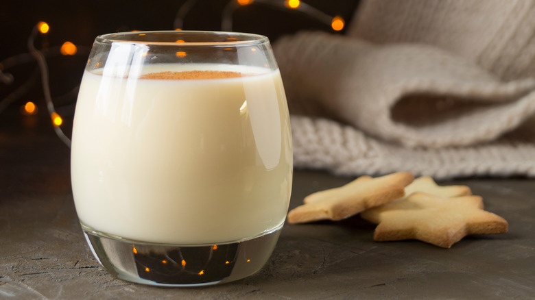 Eggnogs with christmas cookies