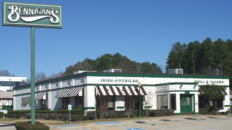 Bennigans restaurant from the outside