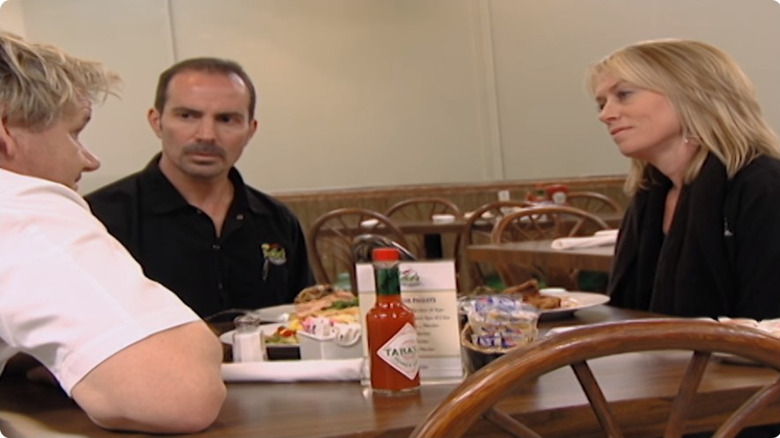 Gordon Ramsay talking to Darryl and Ellen Cortello