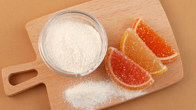 Citrus pectin in bowl