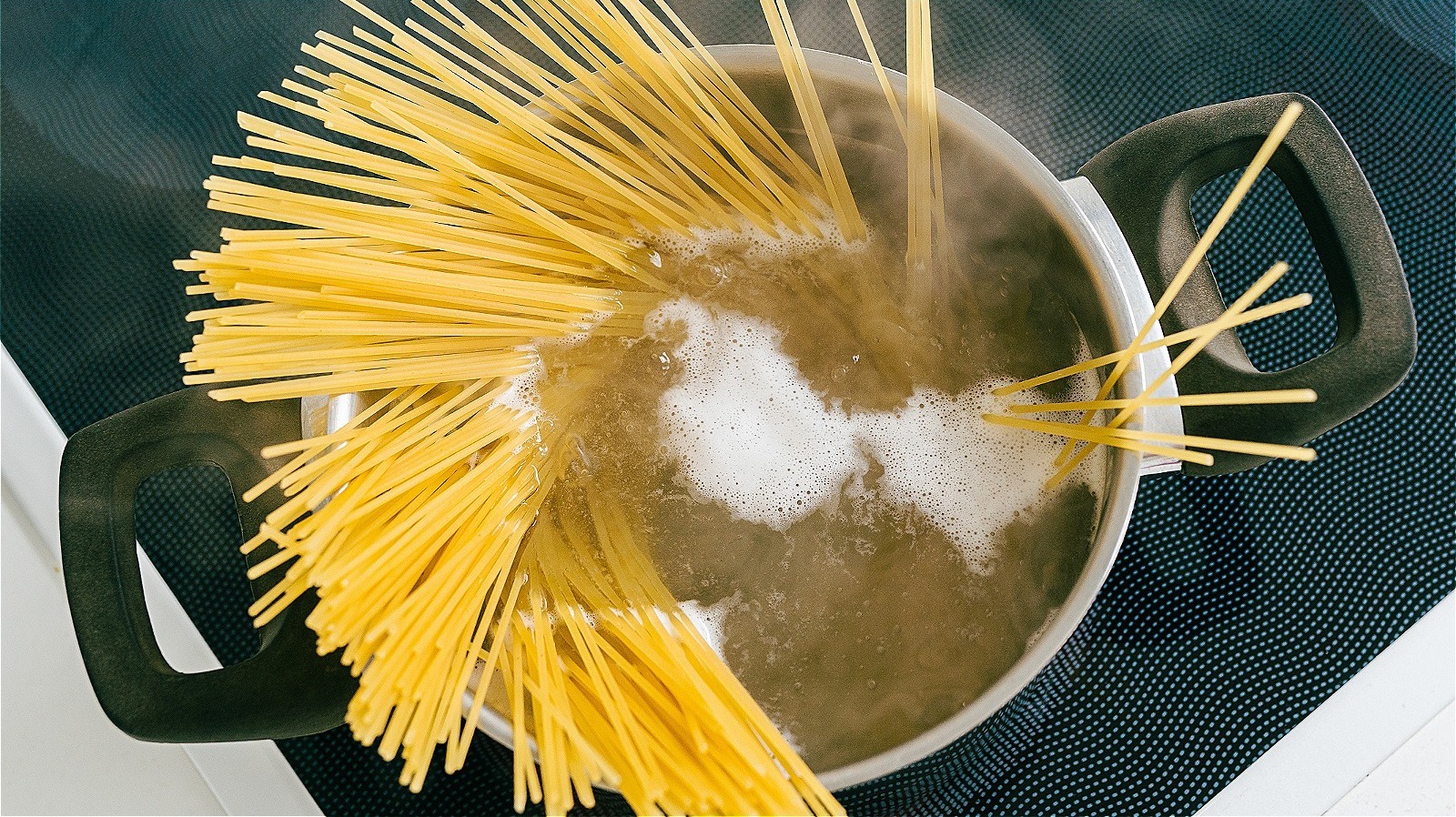 Boil Noodles In A Shallow Pan For A Time-Saving Pasta Hack