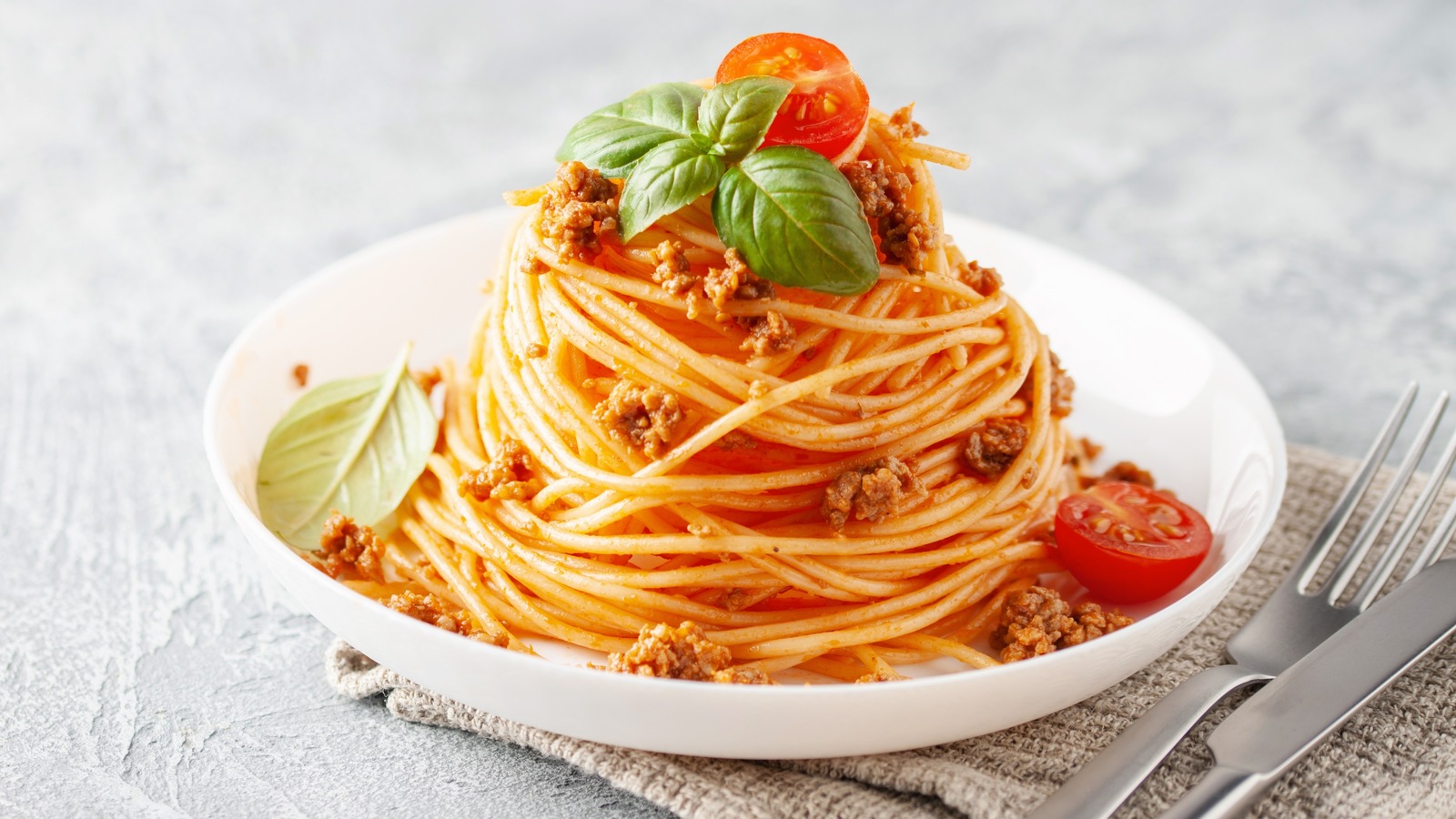 What's The Actual Difference Between Spaghetti And Noodles?