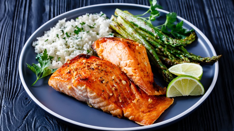 salmon with asparagus and rice