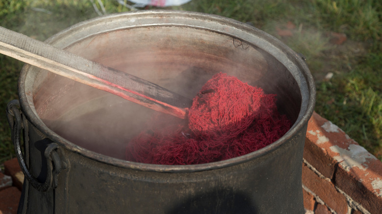 wool dye red