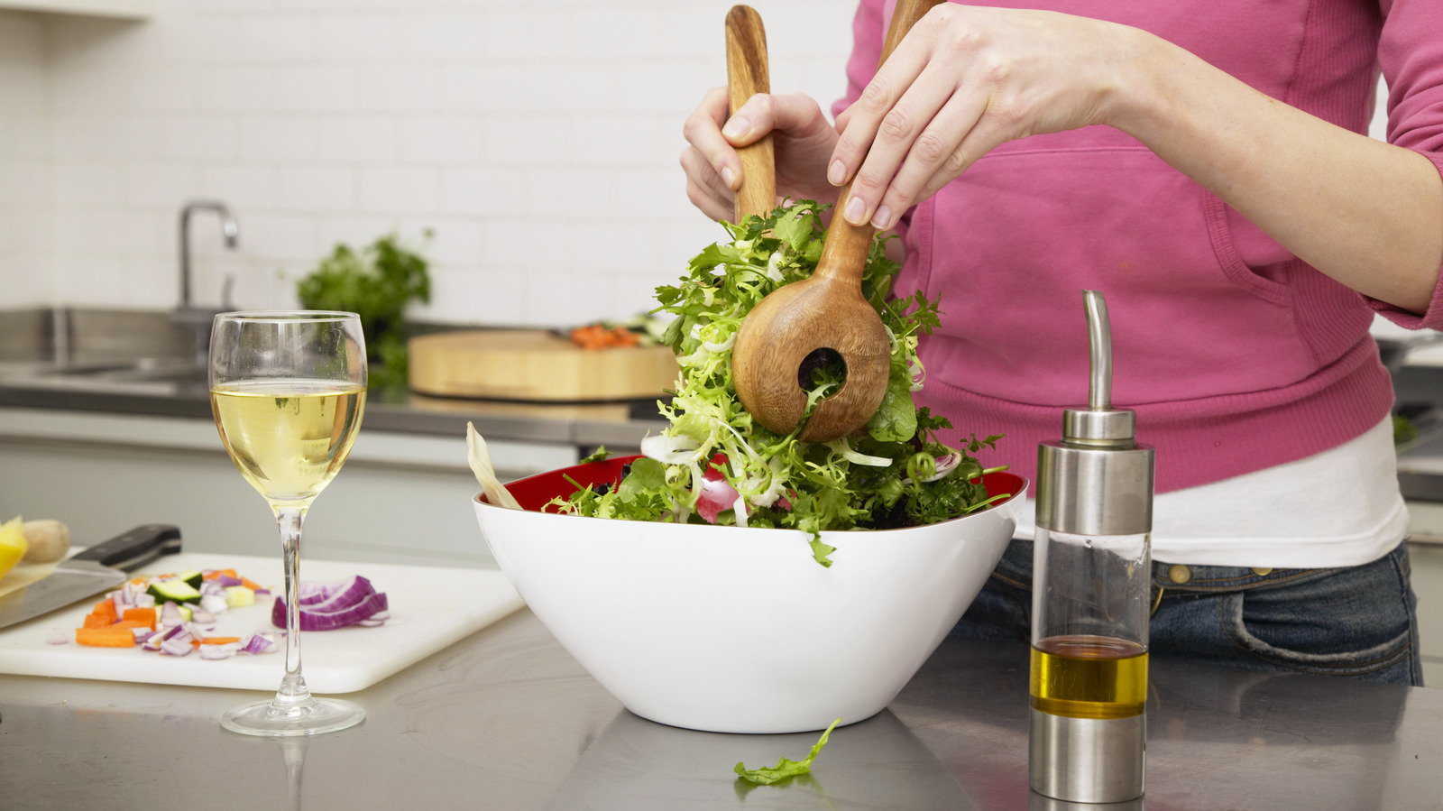 When Pairing Wine With Salad, Pay Attention To The Dressing's Acidity