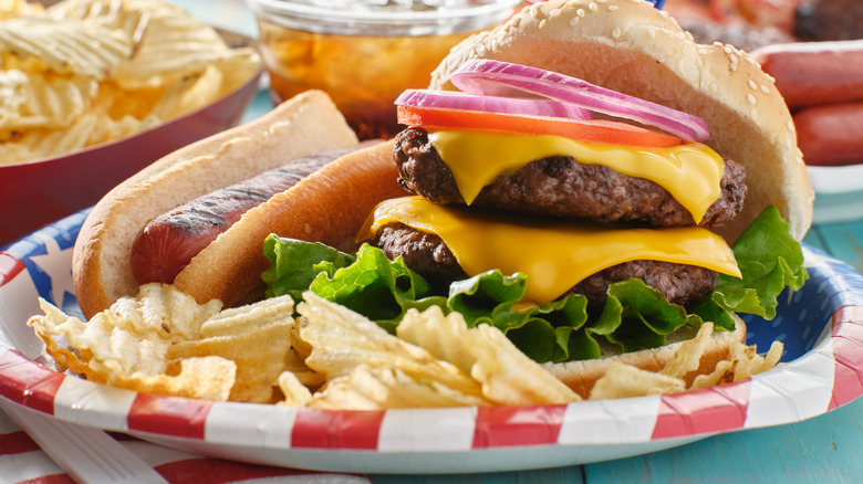 Independence Day-themed paper plate with a burger and hot dog