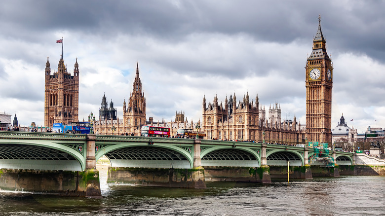 Big Ben and gray clouds in the background