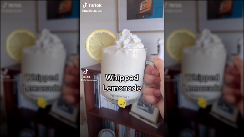 Whipped lemonade in a glass with lemon slice