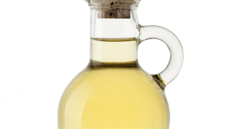 white vinegar with grapes