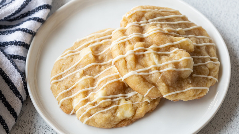 white chocolate macadamia cookie plate