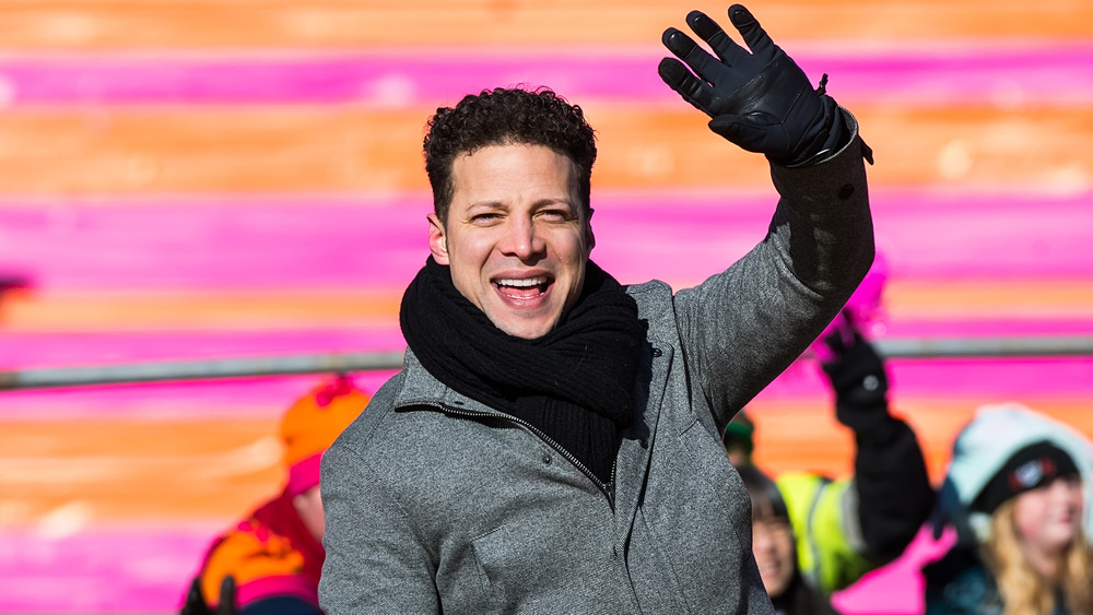 Justin Guarini waving