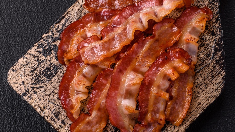 Overview of cooked bacon on a board